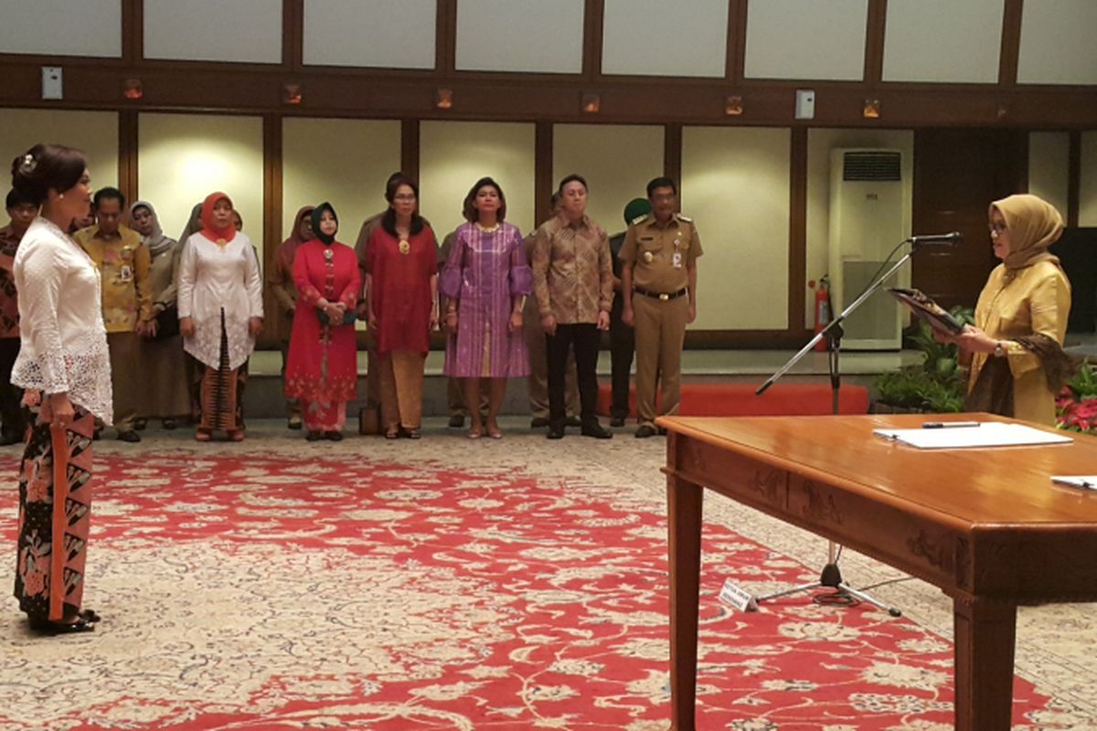 Ketua Umum Dewan Kerajinan Nasional (Dekranas) Mufidah Kalla melantik istri Gubernur DKI Jakarta Djarot Saiful Hidayat, Happy Farida, sebagai Ketua Dekranasda DKI Jakarta, Senin (14/8/2017). 