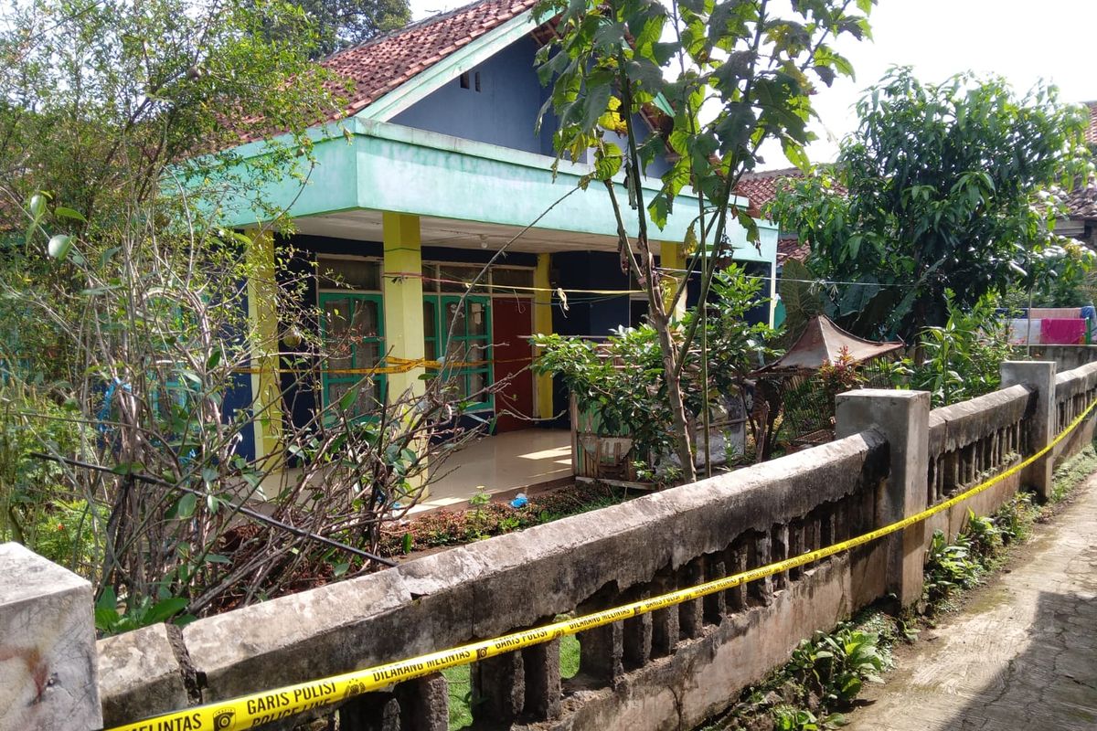 Rumah Solihin di Kampung Babakan Mande, Desa Gunungsari, Kecamatan Ciranjang, Kabupaten Cianjur, Jawa Barat, yang masih terpasang garis polisi, Jumat (20/1/2023). Solihin merupakan salah satu tersangka pembunuhan beruntun di Garut, Bekasi, dan Cianjur.