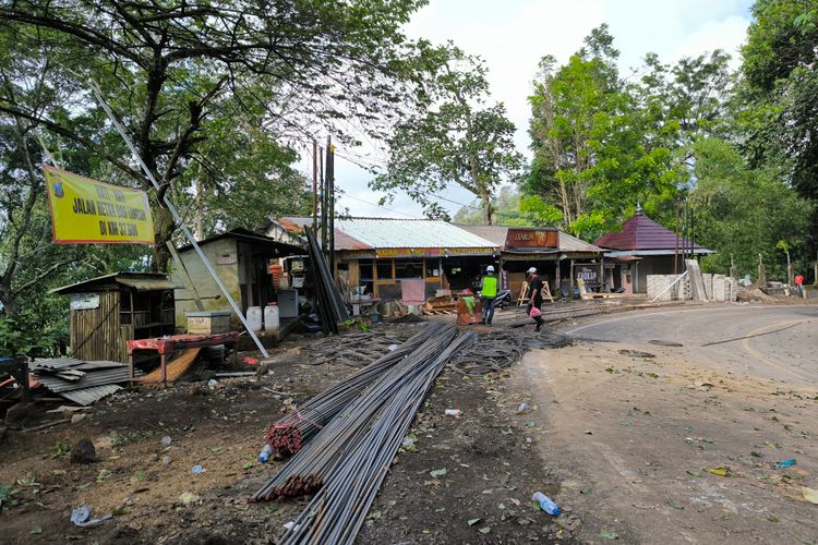 Titik lokasi bekas longsoran di Km 235+600 atau yang dikenal Khokap Jalur Gumitir Jemberyang mulai diperbaiki sejak Selasa (12/8/2025).