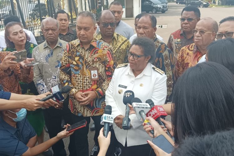 Sejumlah tokoh Papua yang tergabung dalam Badan Pengarah Percepatan Otonomi Khusus Papua (BP3OKP) memberikan keterangan pers usai audiensi dengan Kantor Staf Kepresidenan (KSP) di Gedung Bina Graha, Jakarta, Rabu (31/5/2023).