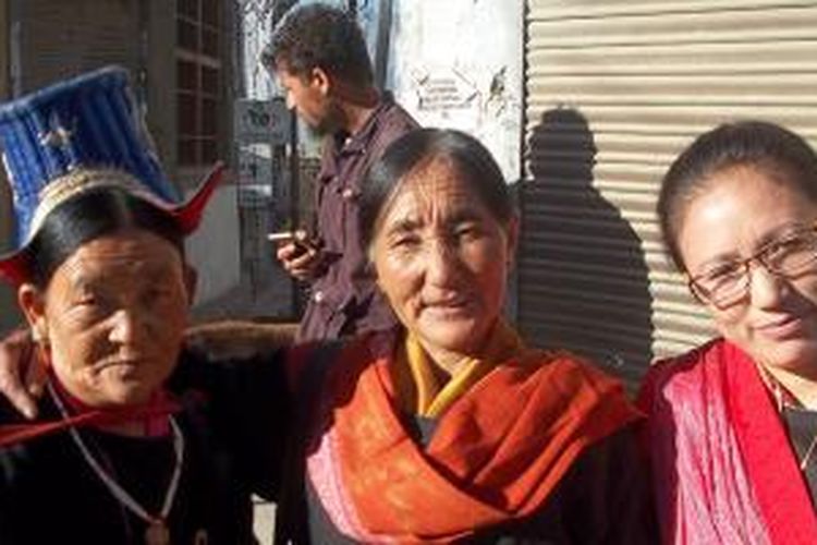 Ibu-ibu Tibet bersiap melakukan ritual 'Puja' di Leh, India.