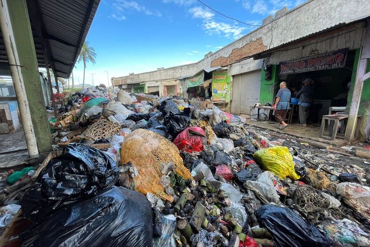 Kondisi Sampah di Pasar Sehat Cileunyi, Kabupaten Bandung, Jawa Barat yang masih menggunung dan belum diangkut, Rabu (17/5/2023)