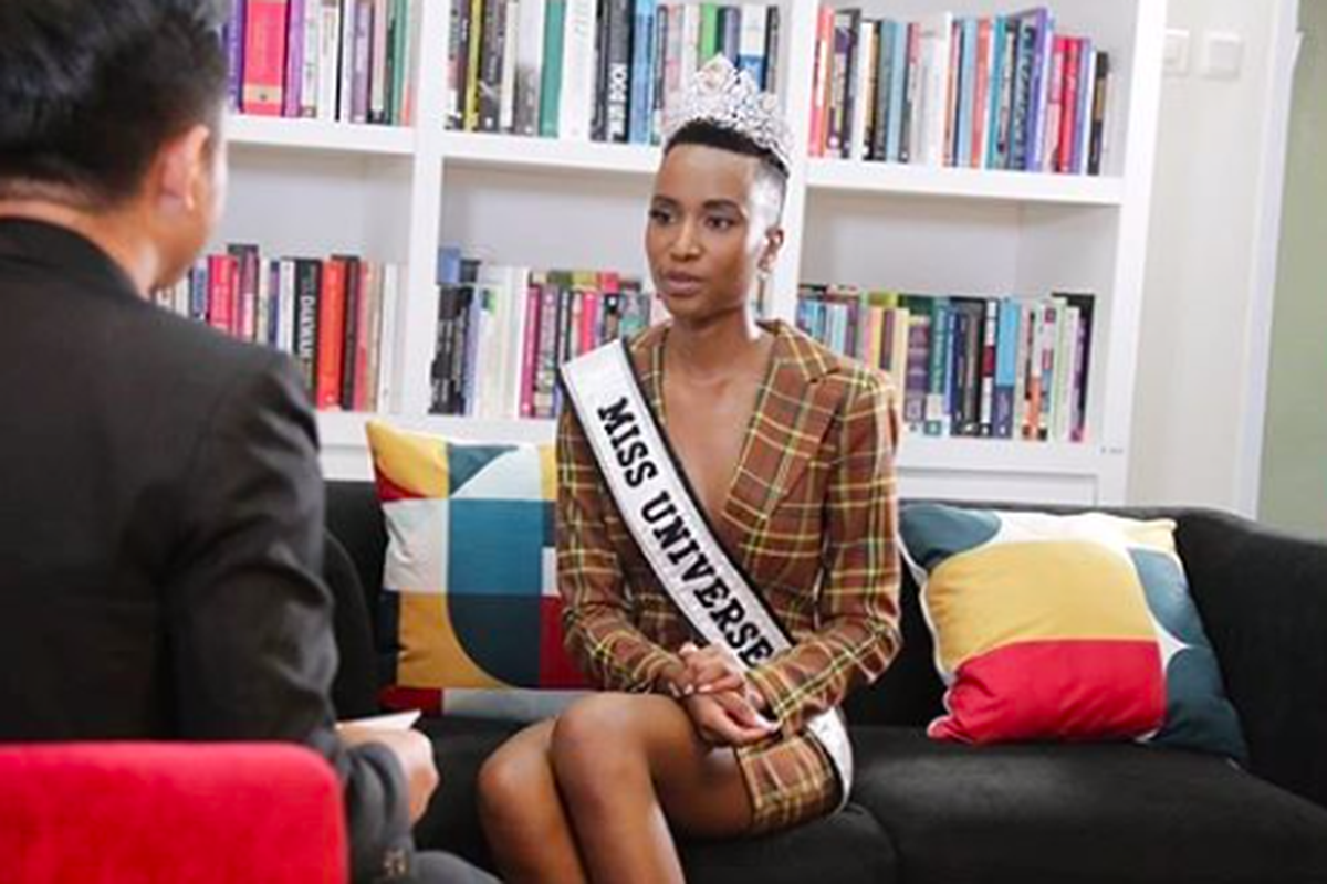 Miss Universe 2020 Zozibini Tunzi hadiri beberapa wawancara.
