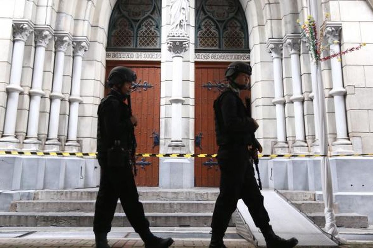 Petugas kepolisian melakukan penyisiran di sekitar Gereja Katedral sebelum ibadah Misa malam natal, Jakarta, Sabtu (24/12/2016). Sterilisasi dilakukan untuk memberikan pengamanan kepada jamaat yang melakukan ibadah natal malam nanti.