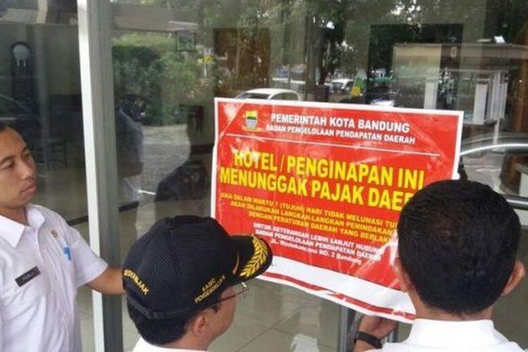 Badan Pengelolaan dan Pendapatan Daerah Kota Bandung melakukan penyegelan di beberapa hotel yang menunggak pajak, Selasa (31/1/2017).