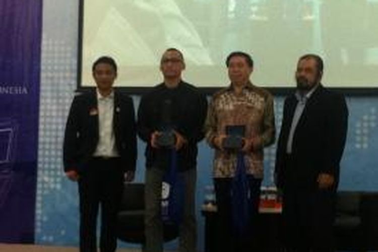 Rektor Universitas Multimedia Nusantara Ninok Leksono (paling kanan) bersama sejumlah pembicara dalam rangkaian kuliah perdana untuk semester ganjil 2013-2014, Sabtu (31/8/2013). Kuliah perdana tahun ini mengangkat tema 