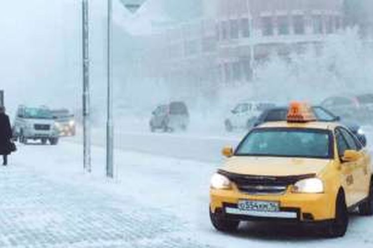 Kota Yakutsk, ibu kota Republik Sakha di Siberia, Rusia mengalami musim dingin yang sangat buruk tahun ini, meski demikian kehidupan terus berlangsung di sana.