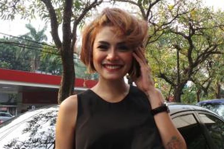 Nikita Mirzani sesudah diwawancara di kawasan Ragunan, Jakarta Selatan, Selasa (28/10/2014)