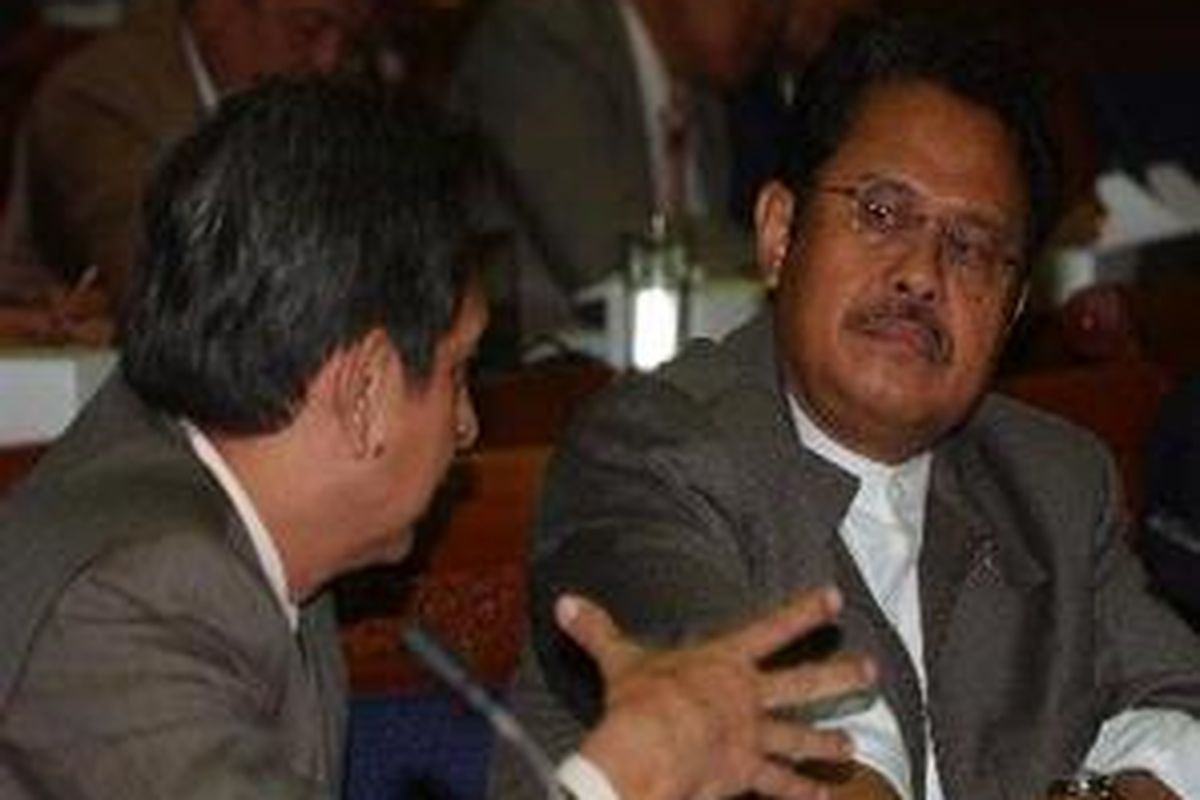 Menteri Tenaga Kerja dan Transmigrasi (Mennakertrans) Fahmi Idris (kanan) berdiskusi dengan Sekretaris Jenderal Departemen Tenaga Kerja dan Transmigrasi Tjepy Aloewie.