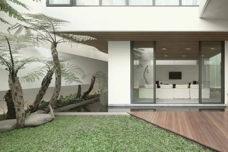Taman minimalis yang elegan pada MM House karya TonTon Studio