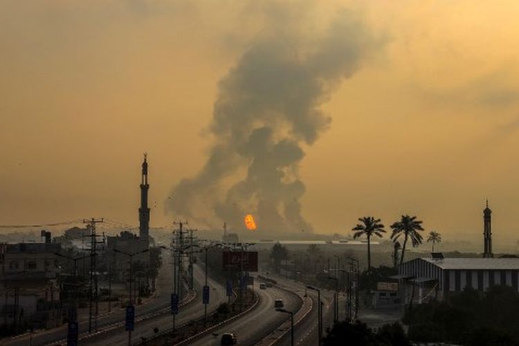 Kebakaran meletus menyusul serangan udara Israel di selatan Kota Gaza pada 18 Juni 2022. 
