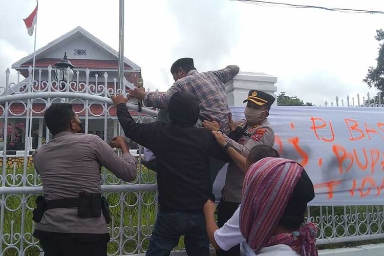 Kericuhan mewarnai saat sekelompok pemuda Forum Bela Negara melakukan aksi unjuk rasa di depan rumah dinas Bupati Buton, Sulawesi Tenggara, Kamis (20/7/2023).