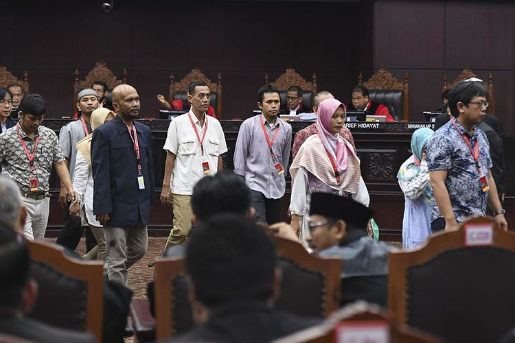 Sejumlah saksi dari pihak pemohon kembali ke ruangang saksi setelah diambil sumpahnya saat sidang Perselisihan Hasil Pemilihan Umum (PHPU) presiden dan wakil presiden di Gedung Mahkamah Konstitusi, Jakarta, Rabu (19/6/2019). Sidang tersebut beragendakan mendengarkan keterangan saksi dan ahli dari pihak pemohon.