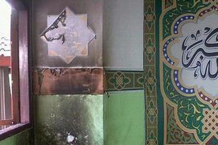 Masjid milik jemaah Ahmadiyah di Singaparna, Kabupaten Tasikmalaya, dirusak dan dibakar sekelompok orang, Minggu (5/5/2013).  