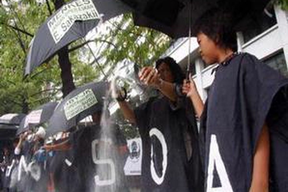 Unjuk rasa menuntut dan menggugat Menteri Kesehatan RI memberitahukan produk susu formula yang tercemar enterobacter sakazakii digelar di depan Departemen Kesehatan RI, Jumat (26/9).  