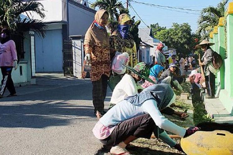Peserta padat karya membersihkan got dan jalan di Kelurahan Birobuli Utara, Kecamatan Palu Selatan, Kota Palu, Sulawesi Tengah, Selasa (7/7). Kegiatan itu merupakan implementasi program penanganan kemiskinan Palu Zero Poverty yang digalakkan Pemerintah Kota Palu sejak April 2014. Setiap peserta program diupah Rp 600.000 per bulan.