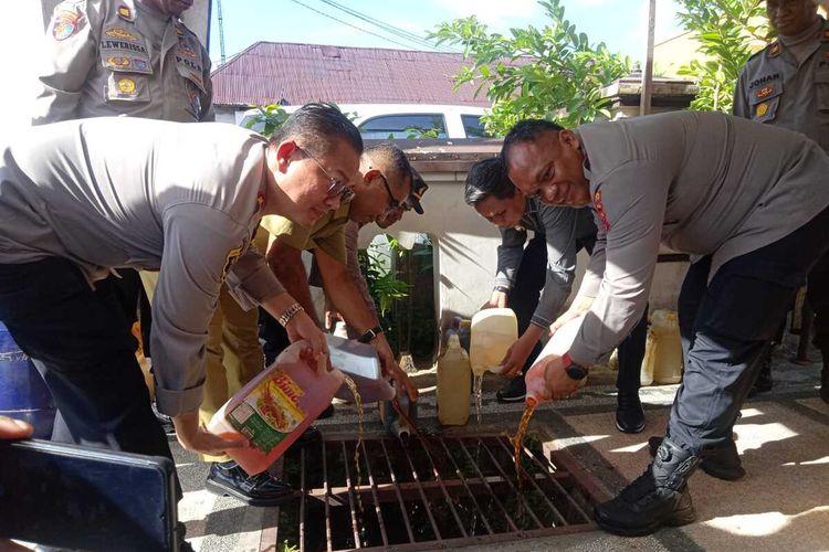Kapolresta Pulau Ambon Kombes Pol Raja Arthur Simamora bersama Pj Wali Kota Ambon Bodewin Wattimena memusnahkan 4.120 liter sopi di depan kantor Polresta Pulau Ambon, Jumat (23/12/2022)