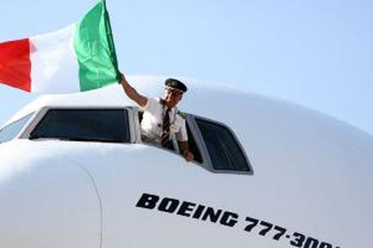 Boeing 777-300ER Emirates tiba di Bologna, Italia, Selasa (3/11/2015).