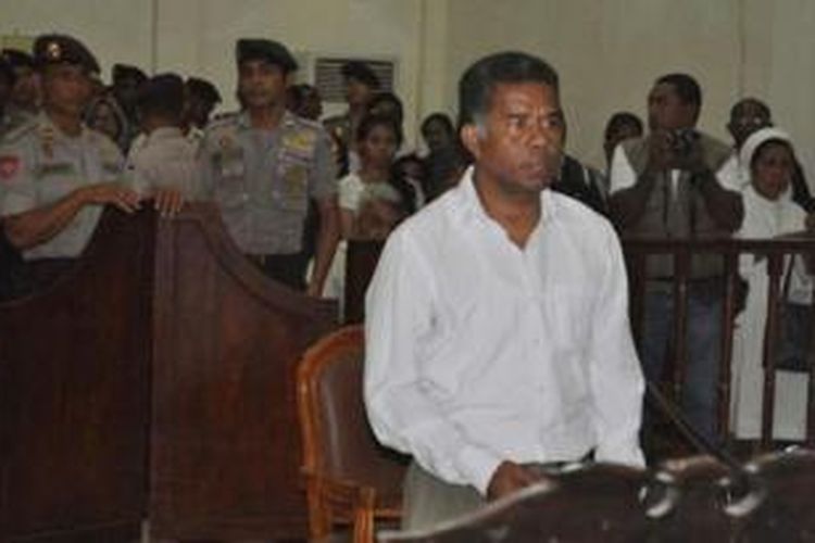 Herman Jumat Masan saat berada di dalam ruangan sidang mendengar pembacaan vonis hakim di PN Maumere, Senin (19/8/2013) siang. 