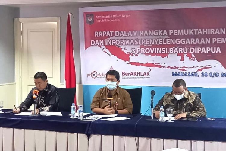 Rapat koordinasi yang melibatkan tim pusat dengan pemerintah kabupaten yang masuk dalam cakupan tiga provinsi baru di Papua. 