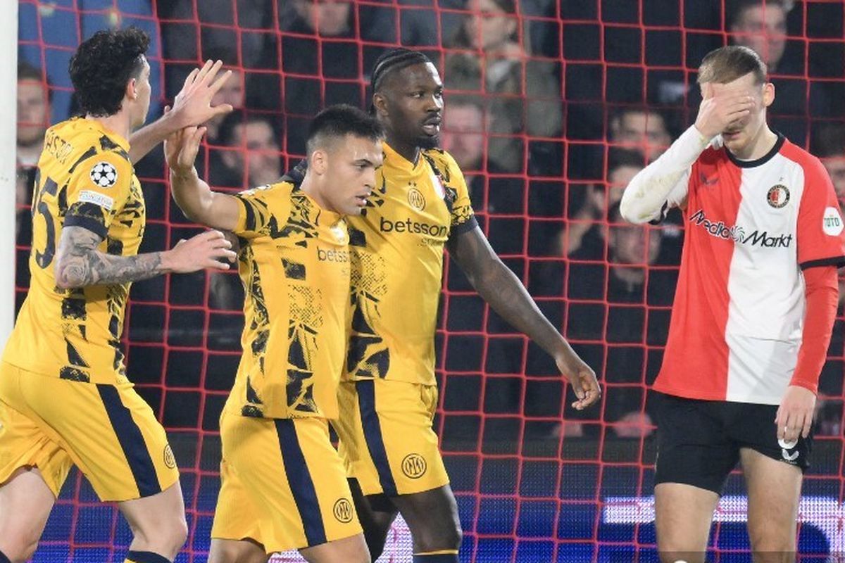 Marcus Thuram (kanan) merayakan gol bersama Alessandro Bastoni (kiri) dan Lautaro Martinez (tengah) dalam laga leg pertama 16 besar Liga Champions 2024-2025 antara Feyenoord vs Inter Milan di Stadion De Kuip, 5 Maret 2025. (Photo by JOHN THYS / AFP)