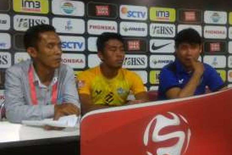 Pelatih Persegres Gresik United Eduard Tjong (kanan) dan Kushedya Hari Yudo (tengah), dalam sesi jumpa pers selepas pertandingan, Jumat (7/10/2016).