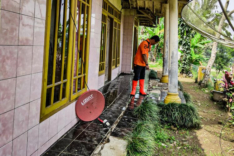 Petugas BPBD Bandung Barat menunjukan adanya pergerakan tanah yang merusak rumah warga, Selasa (18/10/2022).