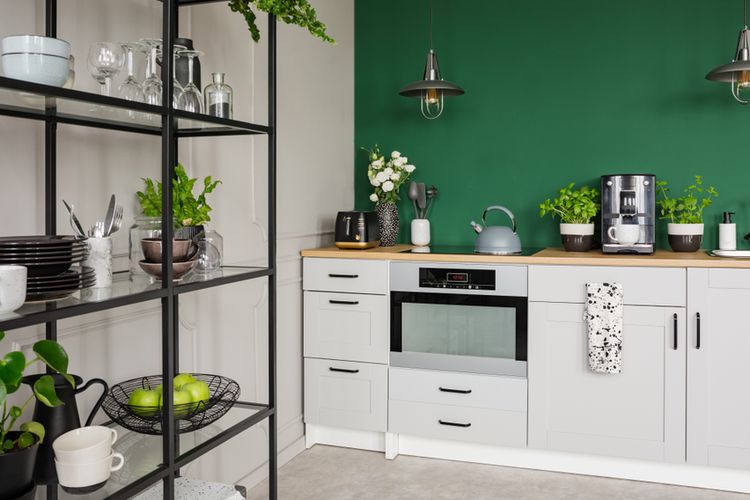 Ilustrasi dapur dengan warna cat dinding hijau. 