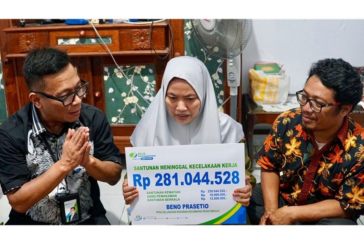 Ahli waris petugas PPSU Beno Prasetio menerima manfaat program Jaminan Kecelakaan Kerja dari BPJS Ketenagakerjaan.