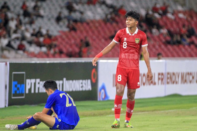 Ekspresi pemain timnas U20 Indonesia Arkhan Kaka pada laga persahabatan internasional kontra timnas U20 Thailand di Stadion Utama Gelora Bung Karno, Jakarta, pada Jumat (26/1/2024).