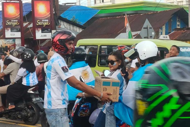 Pendukung timnas Argentina di Ambon menggelar aksi penggalangan dana untuk korban kebakaran di Jalan Jenderal Sudirman Ambon, Rabu (14/12/22022)