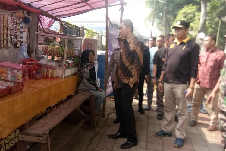 Wakil Wali Kota Bogor Dedie Rachim saat melakukan sidak pedagang kaki lima (PKL) yang berjualan di atas trotoar sepanjang Jalan Semeru, Kecamatan Bogor Barat, Kota Bogor, Jumat (28/6/2019.