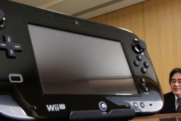 CEO Nintendo, Satoru Iwata dengan Nintendo Wii U.