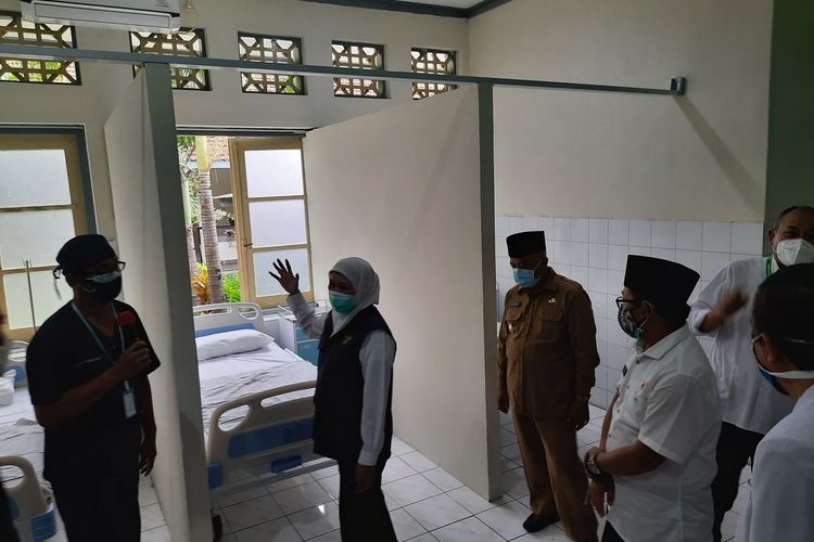 Gubernur Jawa Timur, Khofifah Indar Parawansa saat meresmikan dan meninjau langsung fasilitas di RS Lapangan Ijen Boulevard Kota Malang, Rabu (16/12/2020).