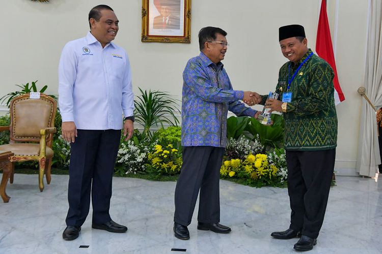 Plh Gubernur Jabar, Uu Ruzhanul Ulum saat menerima Penghargaan pada Acara Penyerahan Penghargaan Top 45 Inovasi Pelayanan Publik Tahun 2019 oleh Wakil Presiden Republik Indonesia, Jusuf Kalla di Istana Wakil Presiden Indonesia, Jalan Medan Merdeka Selatan nomor 6 Jakarta, Selasa (15/10/2019).