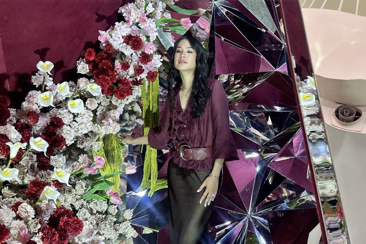 Aktris dan penyanyi Maudy Ayunda di  rangkaian Frankly, That’s Love Exhibition by Frank & co. yang digelar di Atrium Mall Kelapa Gading 3, Jakarta Pusat, Kamis (12/2/2026).