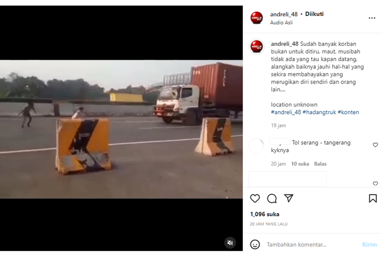 Tangkapan layar unggahan video  yang memperlihatkan aksi nekat sekelompok remaja mencegat truk kontainer di sebuah jalan tol.