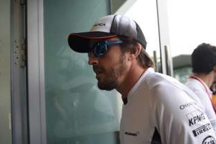 Pebalap McLaren Honda asal Spenyol, Fernando Alonso, berjalan memasuki ruang briefing setelah menjalani tes medis jelang GP China di Sirkuit Internasional Shanghai, Kamis (14/4/2016).
