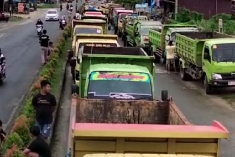 Ratusan sopir truk di Kendari datangi sejumlah SPBU karena sulitnya mendapatkan BBM jenis solar