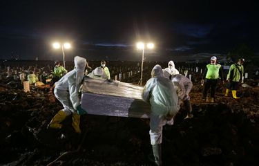 Suasana pemakaman jenazah Covid-19 di TPU Rorotan, Jakarta Utara, Kamis (24/6/2021). Meningkatnya kasus kematian Covid-19 mengakibatkan kesibukan pemakaman di TPU Rorotan hingga malam hari. Sedikitnya 79 orang dimakamkam hari ini.