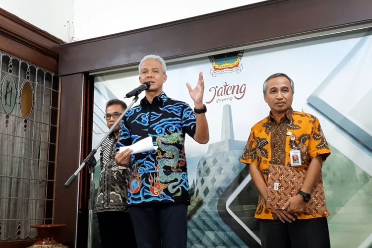 Gubernur Jawa Tengah Ganjar Pranowo saat konferensi pers di Puri Gedeh Semarang, Jumat (13/3/2020)?