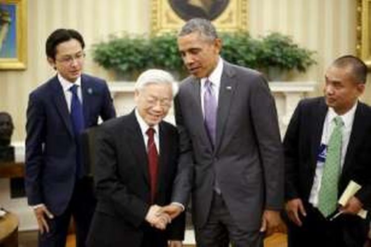 Presiden AS Barack Obama menjabat tangan Sekretaris Jenderal Partai Komunis Vietnam, Nguyen Phu Trong, setelah mereka berbicara kepada wartawan dalam pertemuan di Gedung Puting, Washington DC, AS, 7 Juli 2015.
