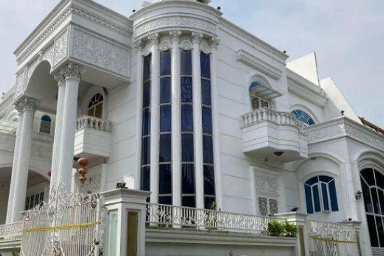 
Rumah mewah bos judi online bernama A alias J di Jalan Palem, Kompleks Cemara Asri, Kecamatan Percut Seituan, Selasa (18/10/2022). Rumah seharga Rp 30 Miliar ini diduga hasil tindak pidana pencucian uang hasil bisnis judi online. 
