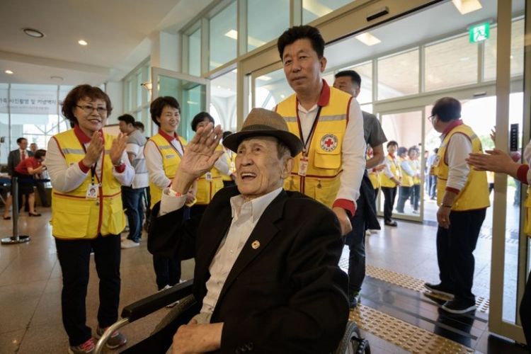 Salah seorang peserta reuni keluarga, Kim Bong-eoh, tiba di sebuah hotel menjelang reuni keluarga antar-Korea di Sokcho pada Sabtu (19/8/2018).