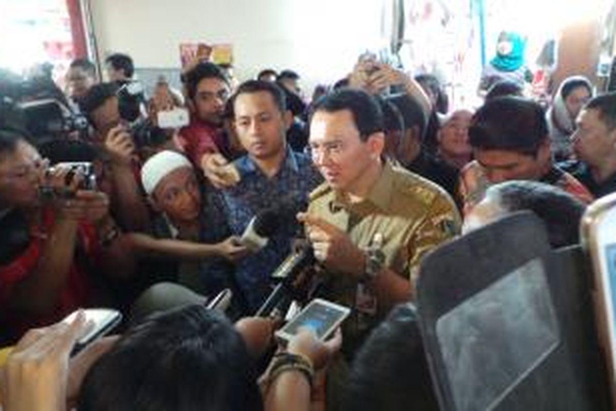 Gubernur DKI Jakarta Basuki Tjahaja Purnama saat menghadiri sosialisasi PP Nomor 46 Tahun 2013 di Blok B Pasar Tanah Abang, Jakarta Pusat, Selasa (1/9/2015). 