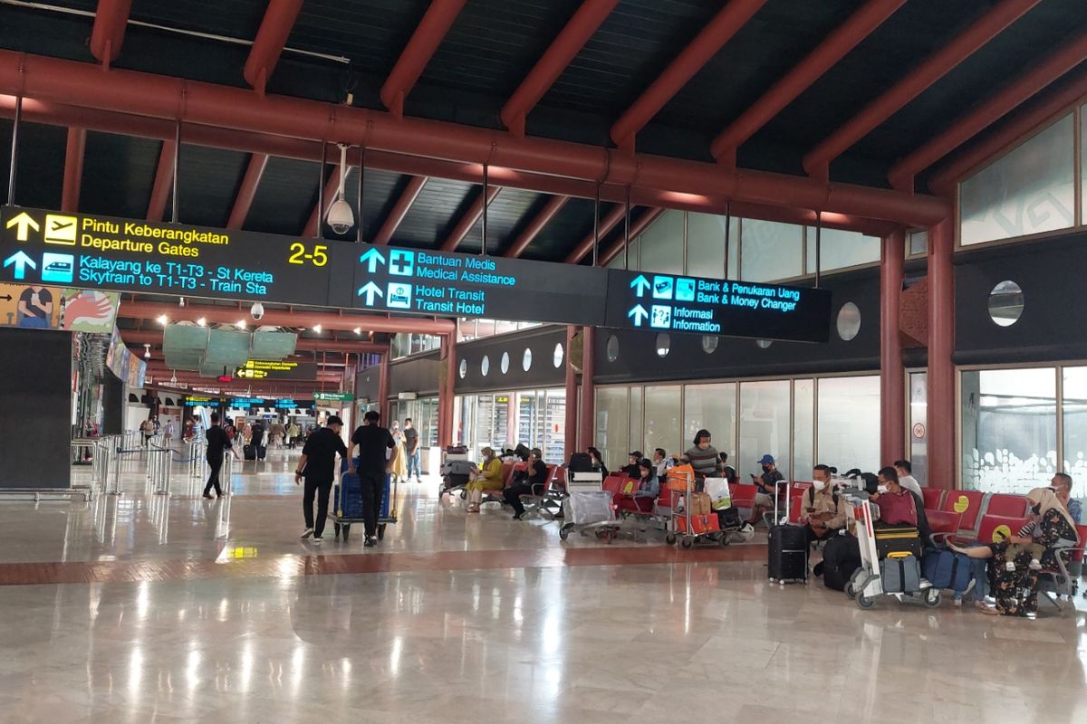 Suasana Terminal 2 Bandara Soekarno-Hatta, Kota Tangerang, Selasa (8/3/2022).