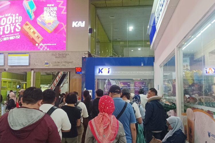 457 Penumpang Batal Berangkat dari Gambir Imbas Kecelakaan Kereta Bekasi 