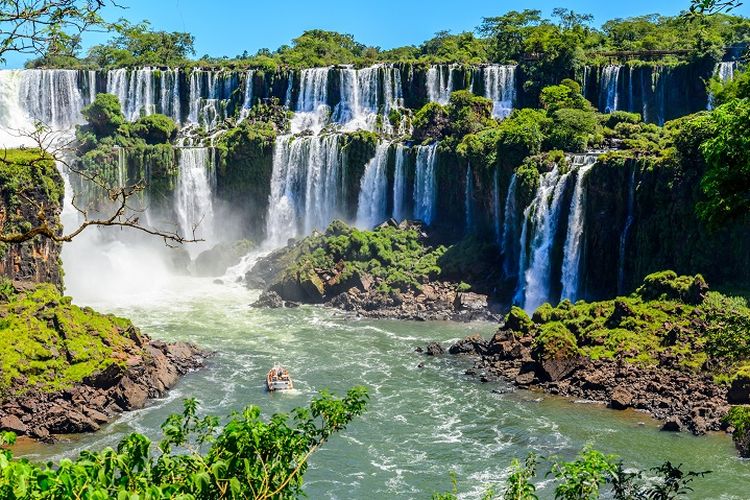 Ilustrasi Argentina - Pemandangan Air Terjun Iguazu di perbatasan antara Provinsi Misiones di Argentina dan negara bagian Parana di Brazil.