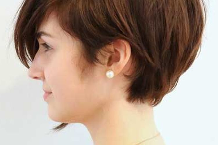 Model rambut pendek wanita pixie asimetris