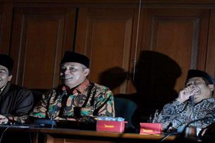 Wakil Ketua Umum Pengurus Besar Nahdlatul Ulama (PB NU) Asad Said Ali (tengah) didampingi Sekretaris Jederal (sekjen) PB NU Marsudi Suhud (kanan) dan Wakil Sekjen PB NU Mohammad Adnan saat melakukan konferensi pers terkait Rancangan Undang-Undang Organisasi Kemasyarakatan (RUU Ormas) di kantor PB NU, Jakarta, Kamis (4/4/2013). NU meminta Pemerintah dan DPR untuk menunda pengesahan RUU Ormas karena naskah RUU tersebut belum melihat sejarah, peran dan kontribusi ormas seperti NU, Muhammadiyah, serta ormas lainnya dalam proses pembentukan kesadaran berbangsa dan bernegara serta pembentukan NKRI.
